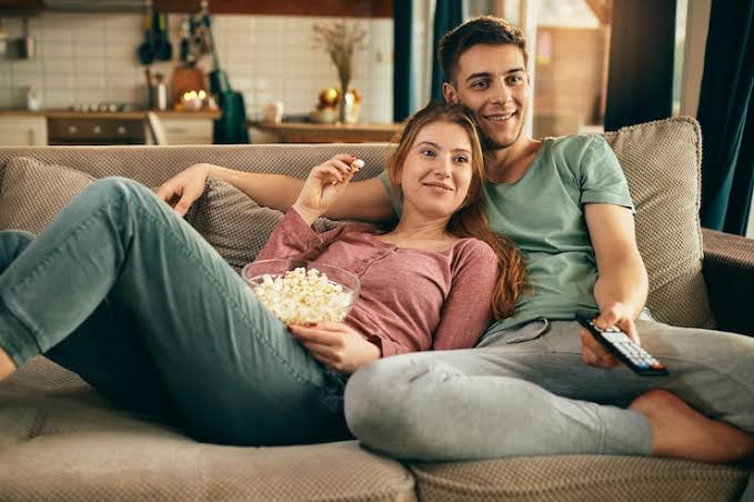 Pareja viendo una película